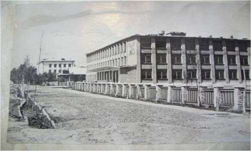 Здания школ построенные в 1957 и 1967 годах